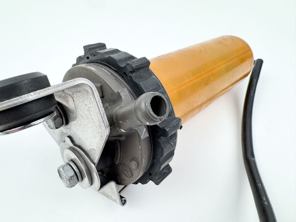 2005 Yamaha 300 HP HPDI 2 Stroke Outboard Fuel Filter Assembly 68F-24560-10-00 OEM