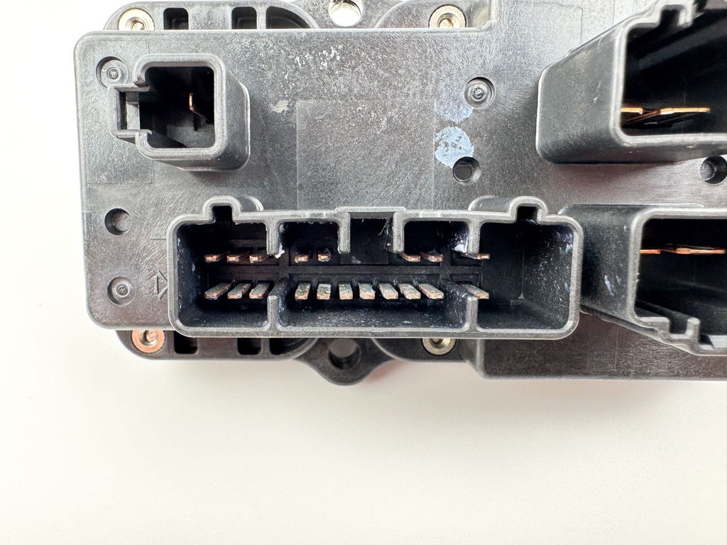 2005 Yamaha 300 HP HPDI 2 Stroke Outboard Fuse Box 60V-82170-01-00 OEM
