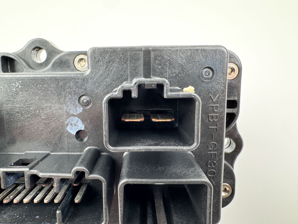 2005 Yamaha 300 HP HPDI 2 Stroke Outboard Fuse Box 60V-82170-01-00 OEM