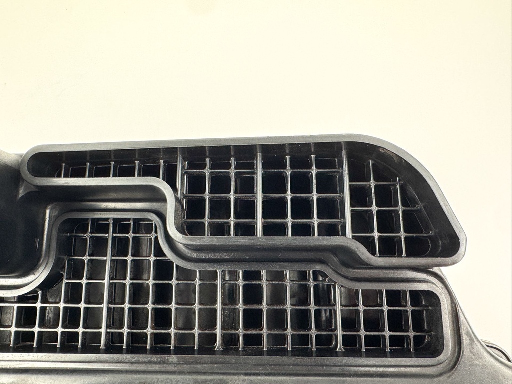 2005 Yamaha 300 HP HPDI 2 Stroke Outboard Intake Air Silencer Assembly 60V-14440-00-00 OEM