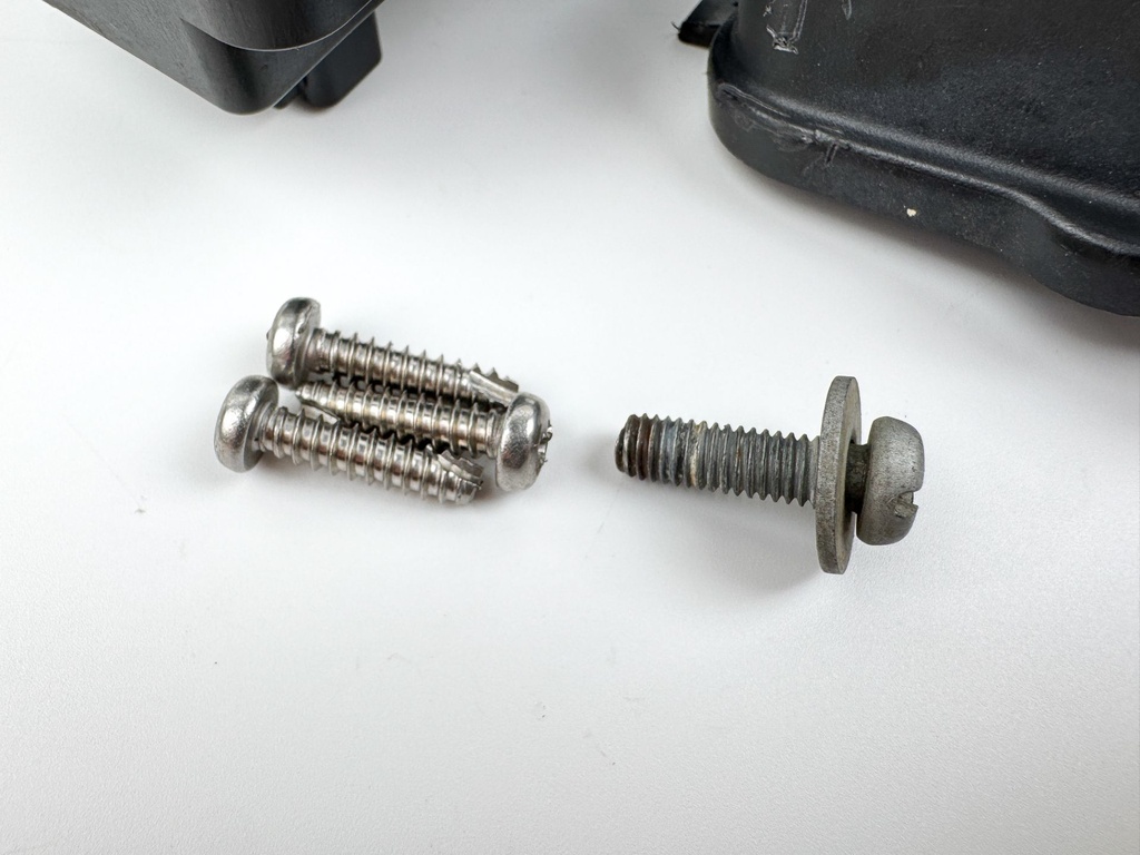 2005 Yamaha 300 HP HPDI 2 Stroke Outboard Fuse Box 60V-82170-01-00 OEM