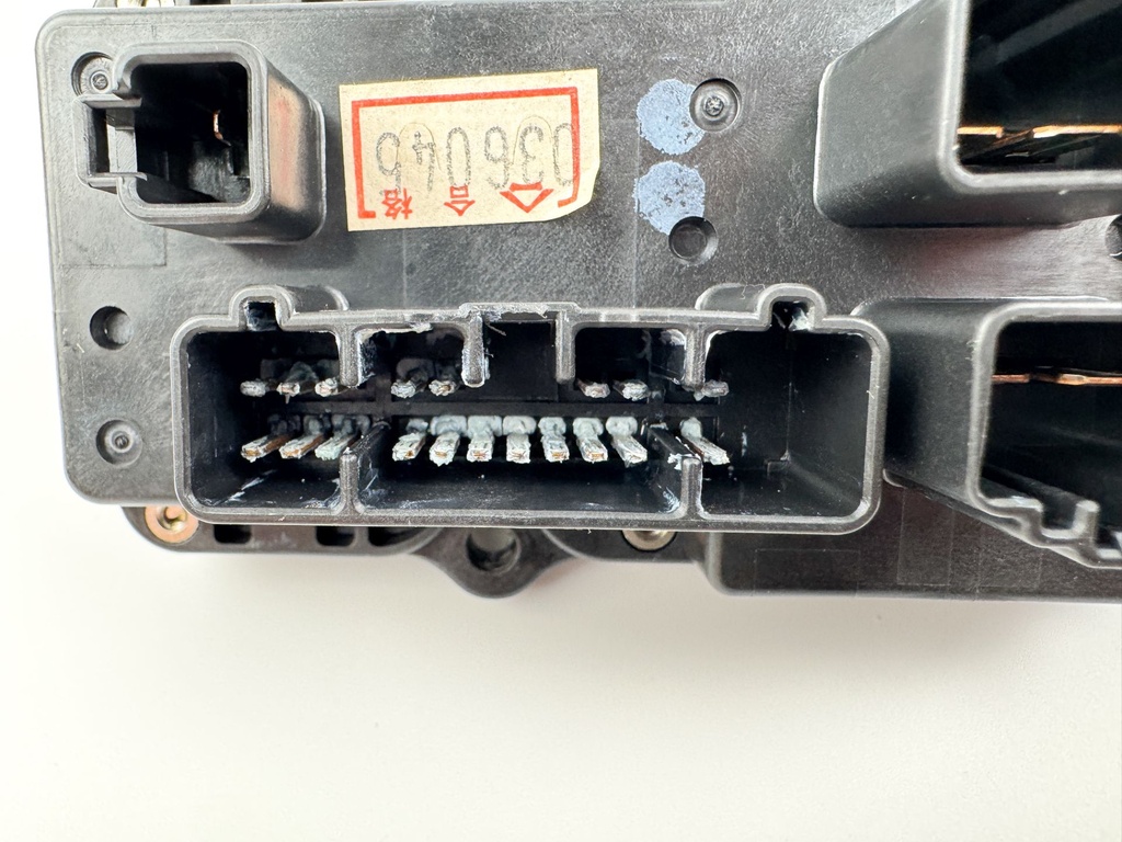 2005 Yamaha 300 HP HPDI 2 Stroke Outboard Fuse Box 60V-82170-01-00 OEM