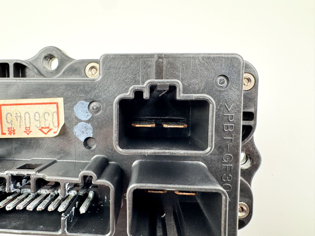 2005 Yamaha 300 HP HPDI 2 Stroke Outboard Fuse Box 60V-82170-01-00 OEM