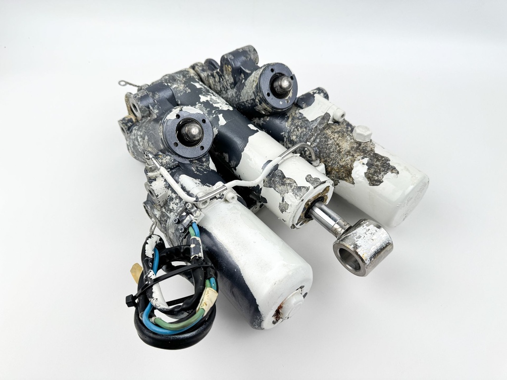 2005 Yamaha 300 HP 2 Stroke HPDI Outboard Power Trim Tilt Unit 60V-43800-00-4D OEM