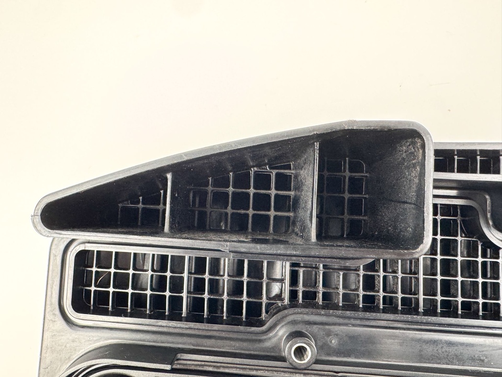 2005 Yamaha 300 HP HPDI 2 Stroke Outboard Intake Air Silencer Assembly 60V-14440-00-00 OEM