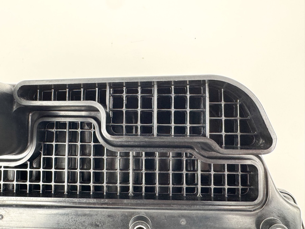 2005 Yamaha 300 HP HPDI 2 Stroke Outboard Intake Air Silencer Assembly 60V-14440-00-00 OEM