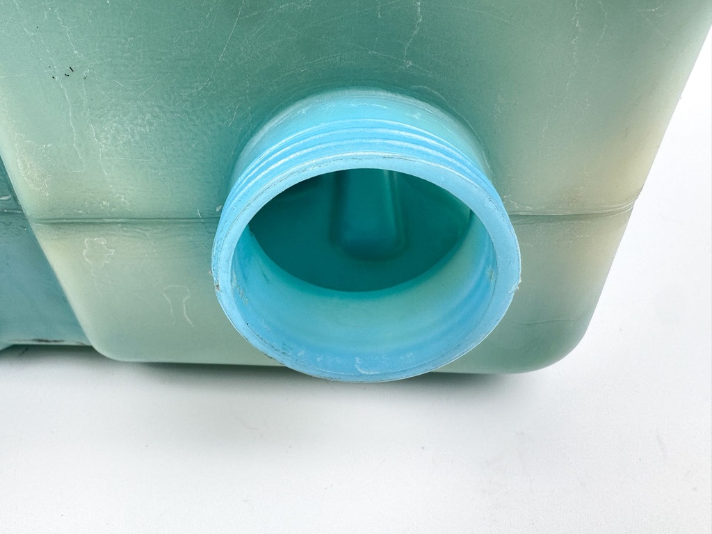 Yamaha Outboard Remote 2 Stroke Oil Tank Assembly With Pump 2.8 Gallons