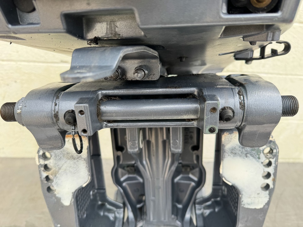 2006 Yamaha 90 HP 2 Stroke Outboard Complete Midsection & Swivel Bracket 20"