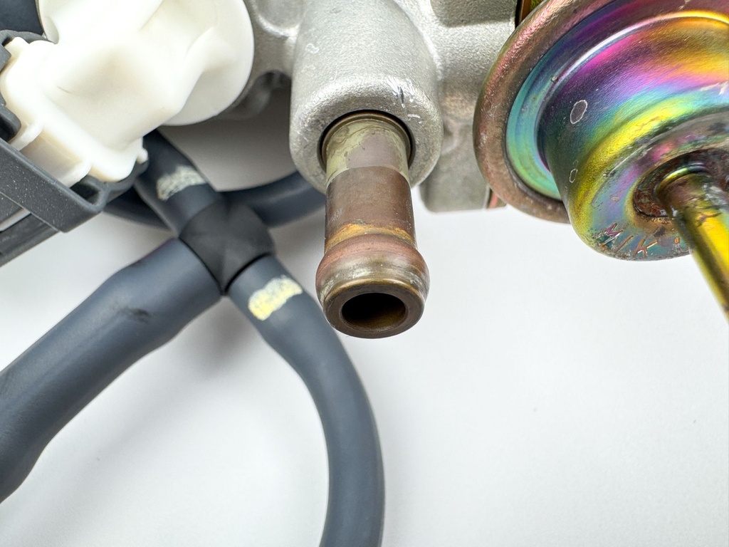 2004 Yamaha 150 HP 4 Stroke Outboard VST Float Chamber Assembly 63P-14180-01-00 OEM