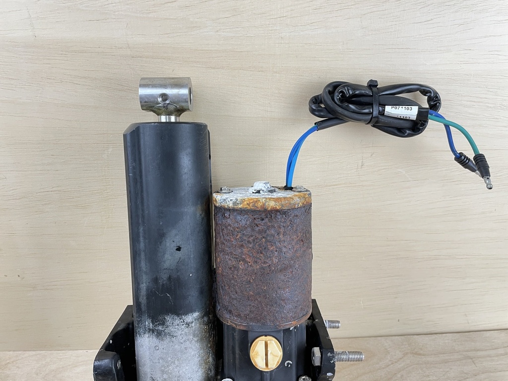 2004 Mercury 40HP Power Trim & Tilt Assembly 2 Wire - 8M0055011