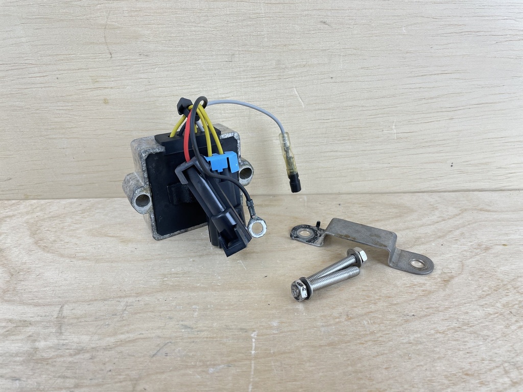 2004 Mercury 40HP 4 Stroke Outboard Voltage Regulator Assembly 893640T01