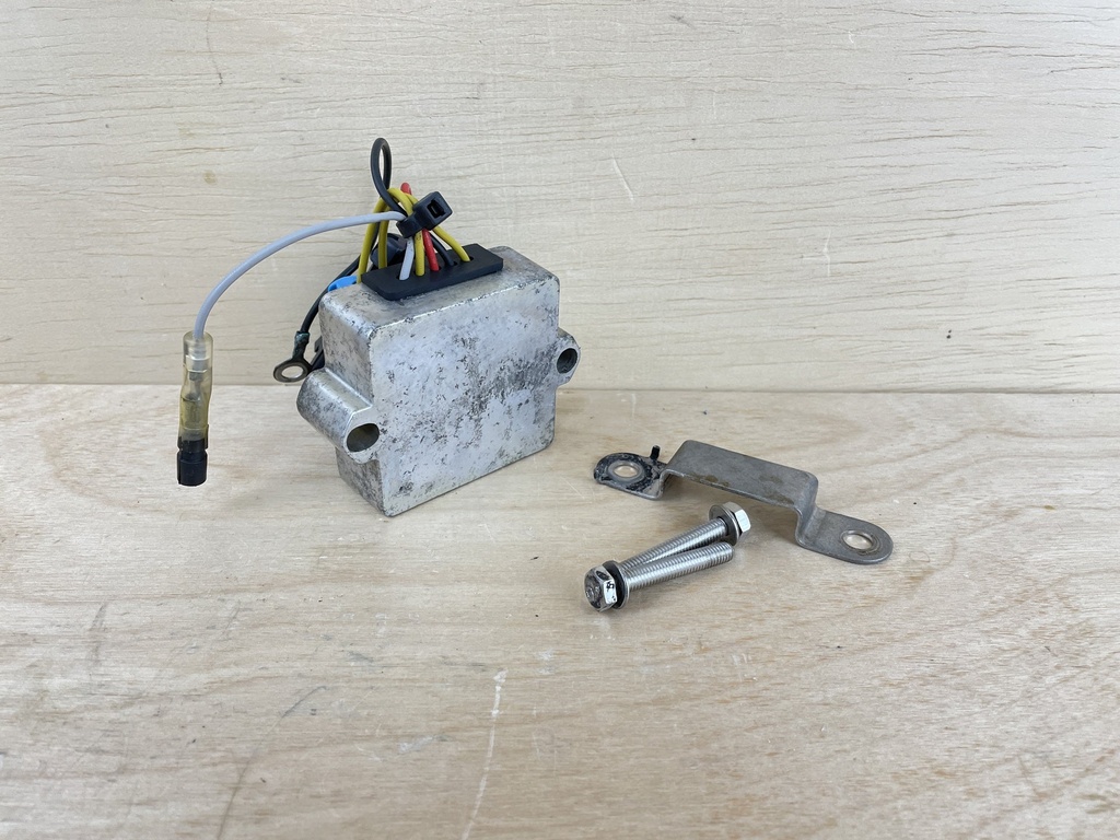 2004 Mercury 40HP 4 Stroke Outboard Voltage Regulator Assembly 893640T01