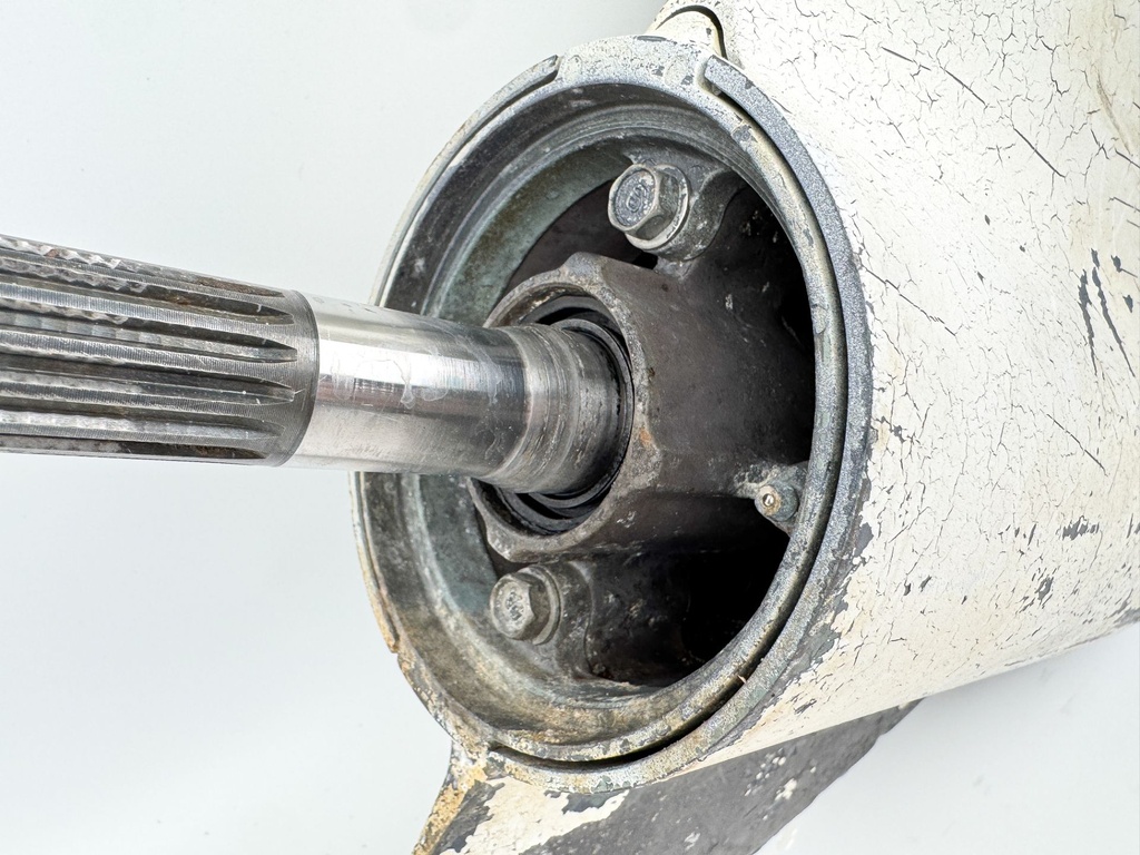 04-06 Yamaha 300HP 2 Stroke Outboard 25" Lower Unit Gear Case Counter