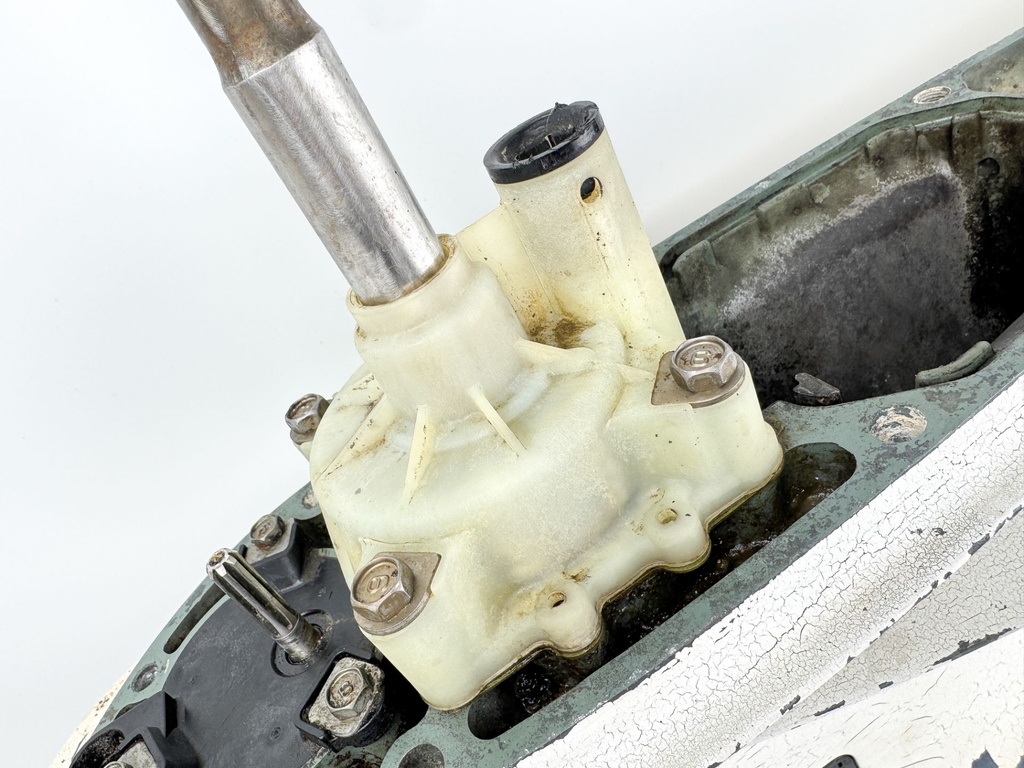 04-06 Yamaha 300HP 2 Stroke Outboard 25" Lower Unit Gear Case Counter