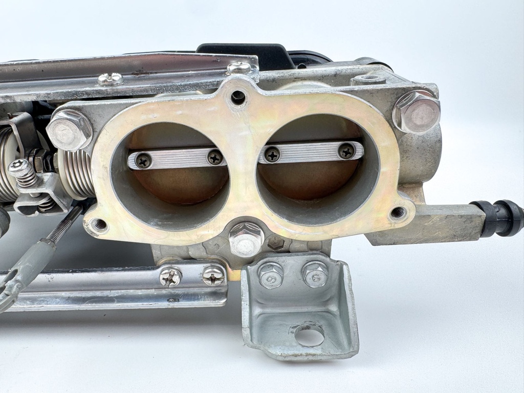 2004 Yamaha 150 HP 4 Stroke Outboard Intake Manifold & Throttle Body 63P-14440-00-00 OEM