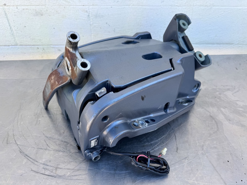 2004 Yamaha 150 HP 4 Stroke Outboard Swivel Bracket 64E-43311-10-8D OEM