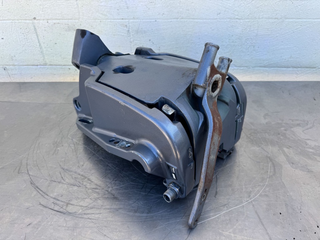 2004 Yamaha 150 HP 4 Stroke Outboard Swivel Bracket 64E-43311-10-8D OEM