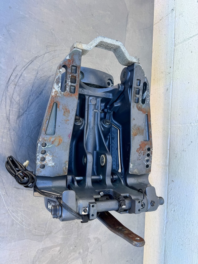 2004 Yamaha 150 HP 4 Stroke Outboard Swivel Bracket 64E-43311-10-8D OEM