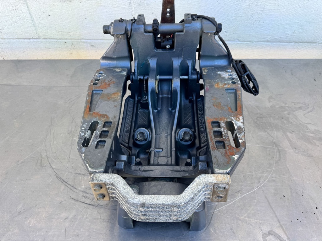 2004 Yamaha 150 HP 4 Stroke Outboard Swivel Bracket 64E-43311-10-8D OEM