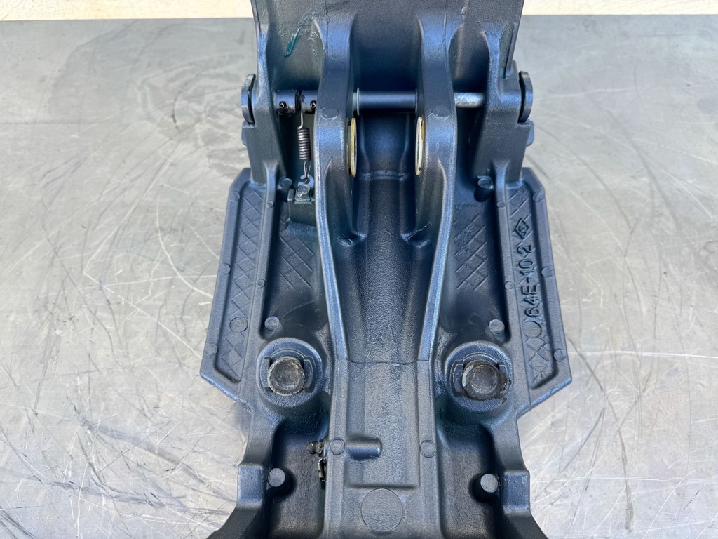 2004 Yamaha 150 HP 4 Stroke Outboard Swivel Bracket 64E-43311-10-8D OEM