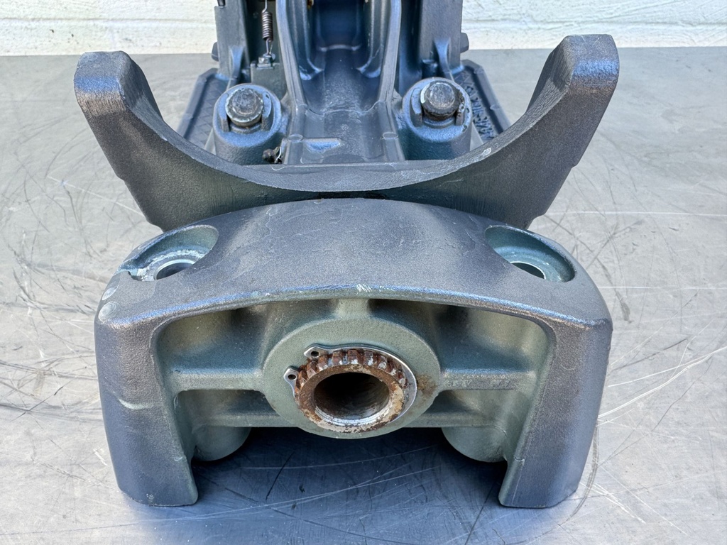 2004 Yamaha 150 HP 4 Stroke Outboard Swivel Bracket 64E-43311-10-8D OEM