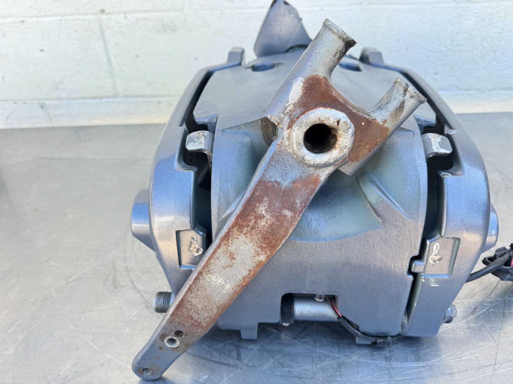 2004 Yamaha 150 HP 4 Stroke Outboard Swivel Bracket 64E-43311-10-8D OEM