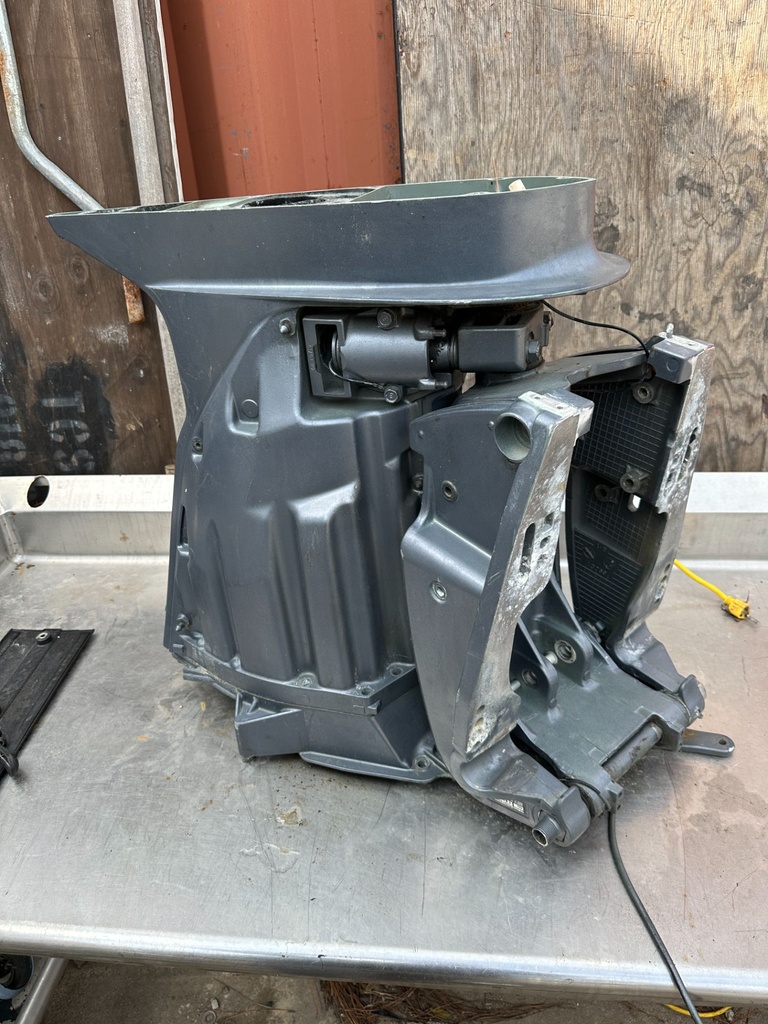 2003 Yamaha 225 HP 4 Stroke Outboard Complete Midsection & Swivel Bracket ONLY OEM