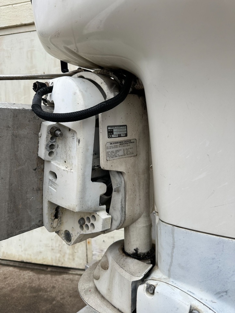 2001 Johnson 150 HP 2 Stroke Outboard Engine With 25" Shaft