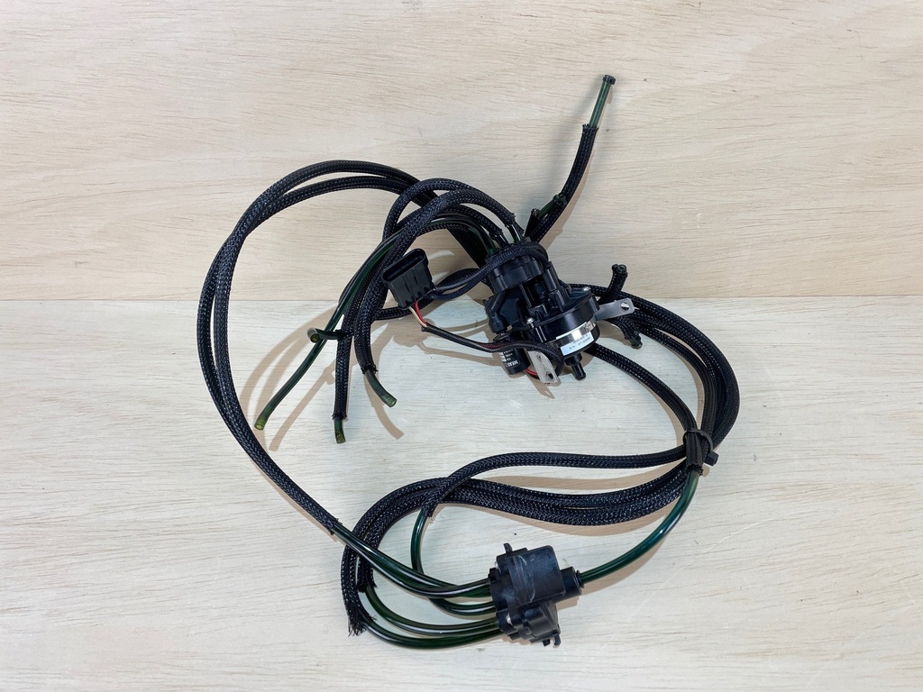 2008 Evinrude Etec 115HP Oil Pump With Rear Oil Manifold 5007232 5007094