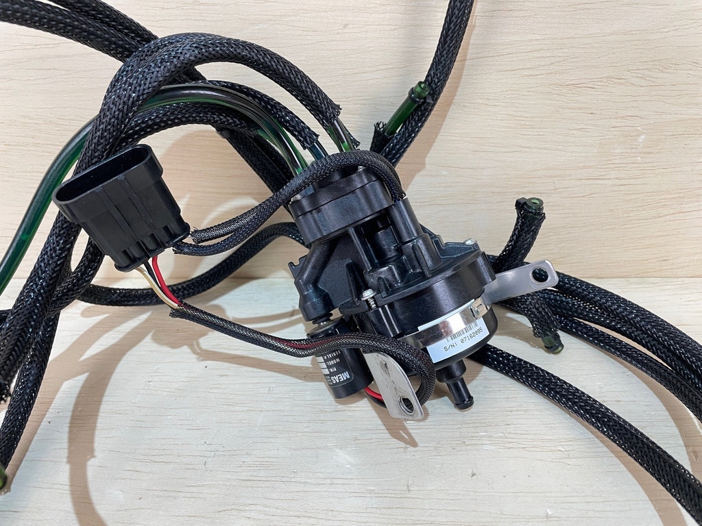 2008 Evinrude Etec 115HP Oil Pump With Rear Oil Manifold 5007232 5007094