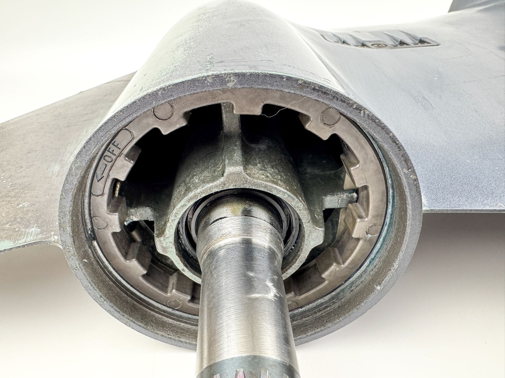 2004 + Yamaha 150HP 4 Stroke 25" Shaft Lower Unit Gear Case 63P-45300-17-8D RH