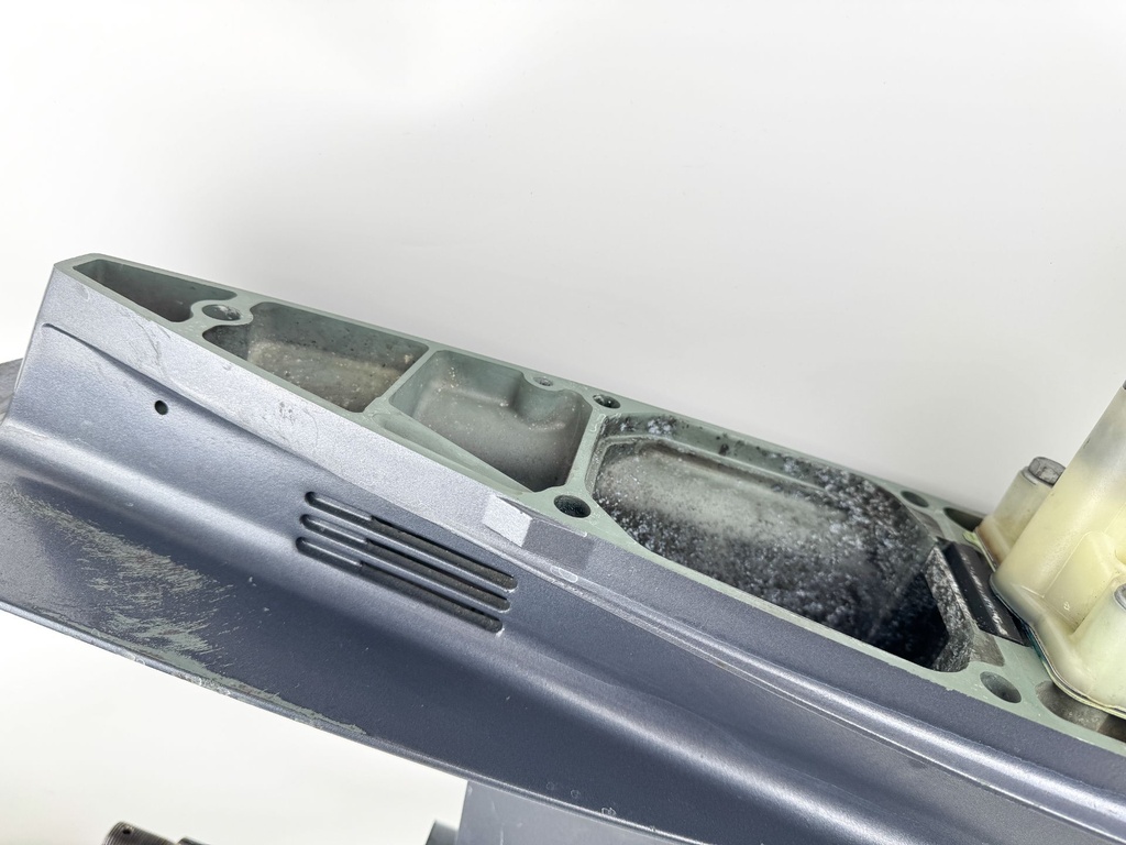 2004 + Yamaha 150HP 4 Stroke 25" Shaft Lower Unit Gear Case 63P-45300-17-8D RH