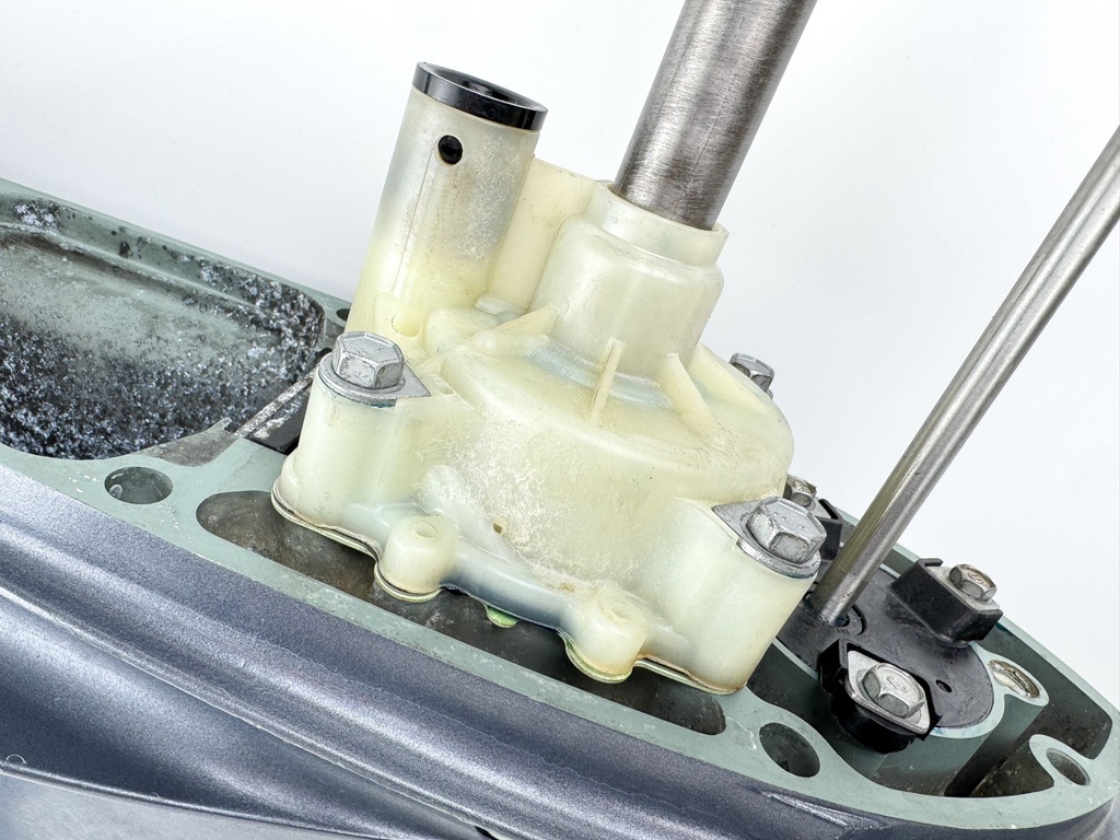 2004 + Yamaha 150HP 4 Stroke 25" Shaft Lower Unit Gear Case 63P-45300-17-8D RH