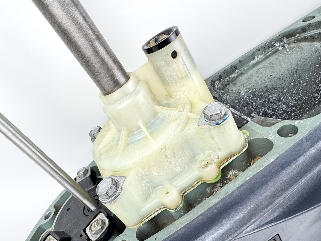 2004 + Yamaha 150HP 4 Stroke 25" Shaft Lower Unit Gear Case 63P-45300-17-8D RH