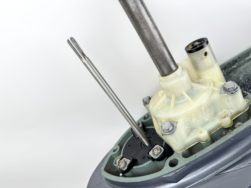 2004 + Yamaha 150HP 4 Stroke 25" Shaft Lower Unit Gear Case 63P-45300-17-8D RH