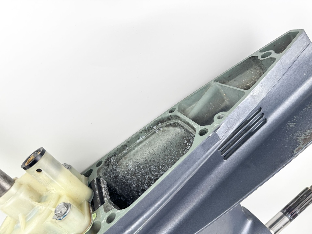 2004 + Yamaha 150HP 4 Stroke 25" Shaft Lower Unit Gear Case 63P-45300-17-8D RH