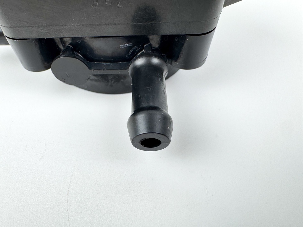 2017 Suzuki 115 HP 4 Stroke Outboard Fuel Pump 15100-90J11 OEM