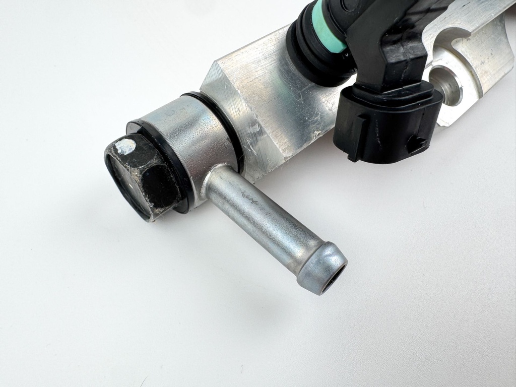 2017 Suzuki 115 HP 4 Stroke Outboard Fuel Injector Set W/ Rail 15710-82K50 OEM