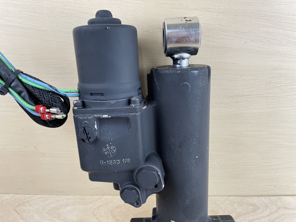 Evinrude Etec 70 90 115 130 HP Outboard Trim & Tilt Assembly 5005756 5008949