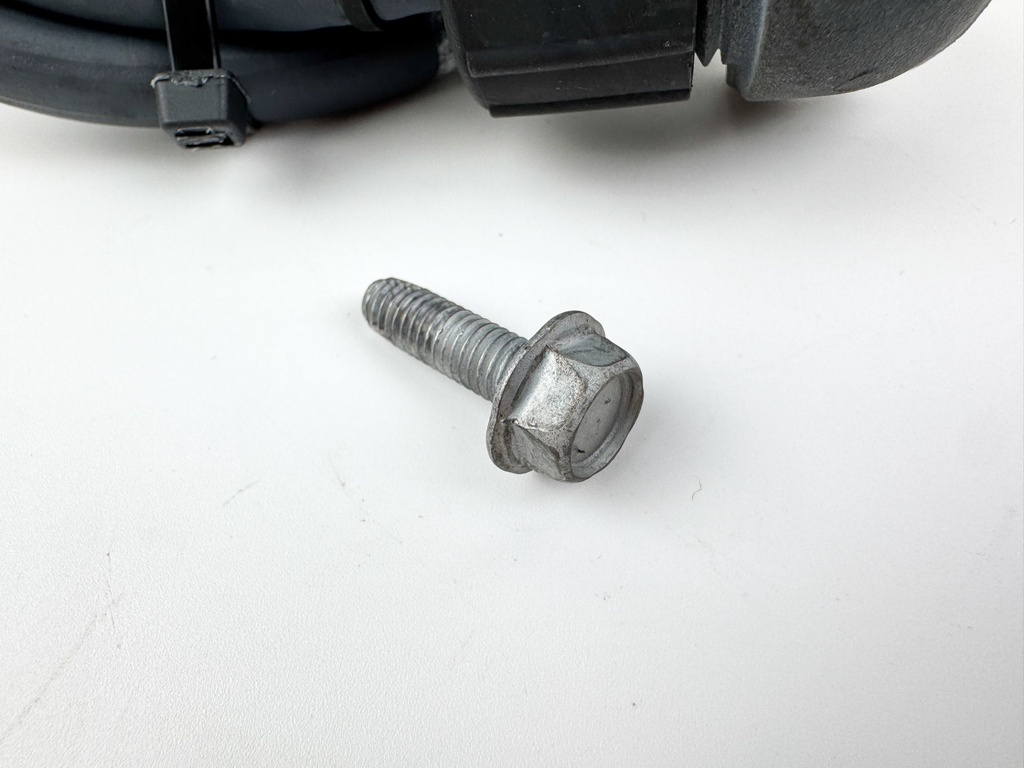 2005 Yamaha 115 HP 4 Stroke Outboard Fresh Water Flush Port 67F-12535-01-00 OEM