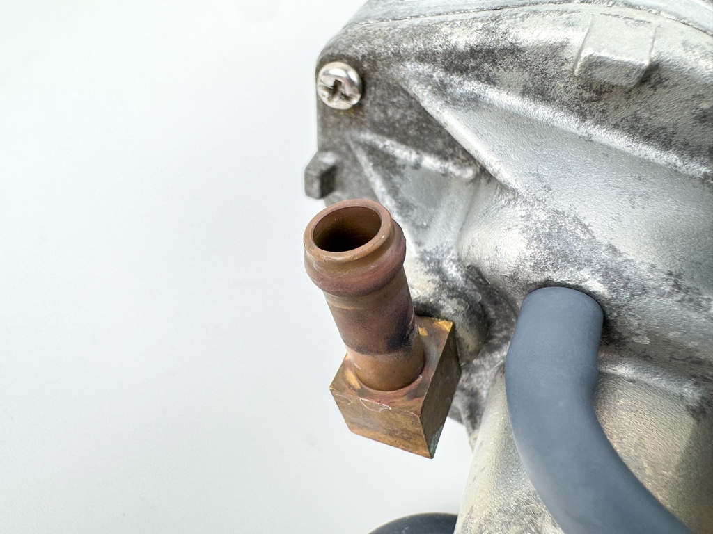 2005 Yamaha 115 HP 4 Stroke Outboard VST Float Chamber Assembly 68V-14180-02-00 OEM