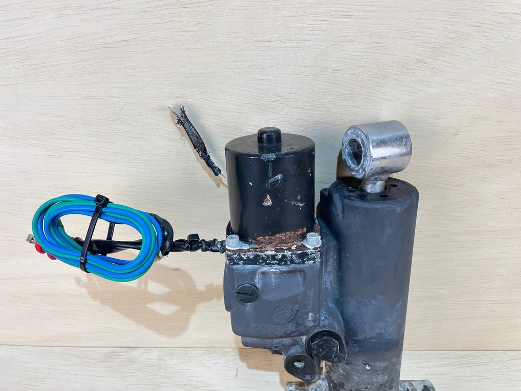 2008 Evinrude Etec 115HP Outboard Trim & Tilt Assembly 5005756 5008949