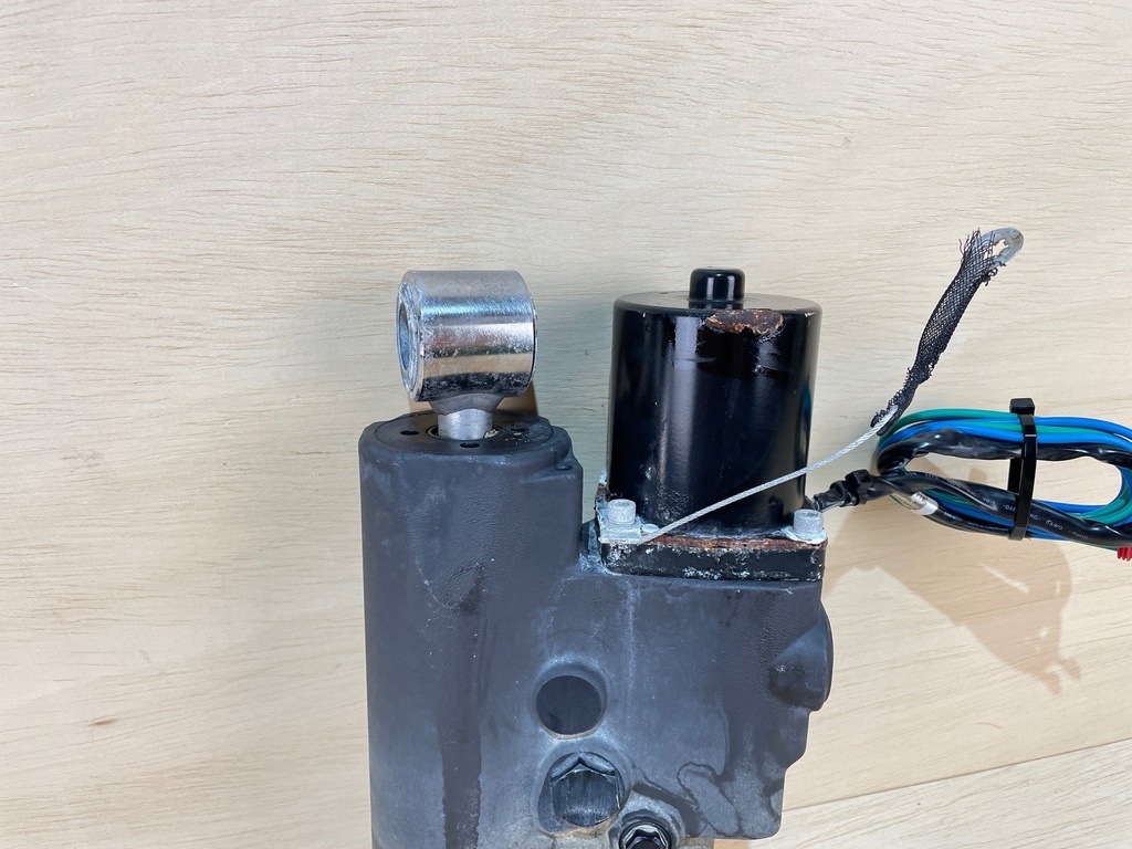 2008 Evinrude Etec 115HP Outboard Trim & Tilt Assembly 5005756 5008949