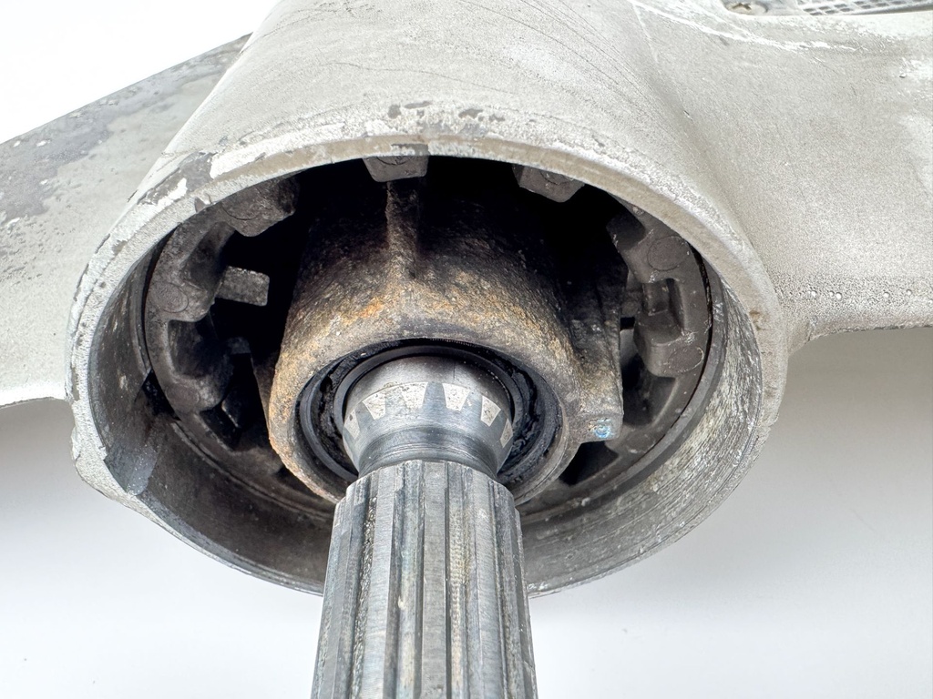 1999 Honda 50 HP 4 Stroke Outboard 20" Lower Unit Gear Case 41100-ZW4-H13ZA OEM