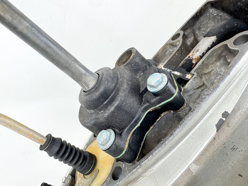 1999 Honda 50 HP 4 Stroke Outboard 20" Lower Unit Gear Case 41100-ZW4-H13ZA OEM