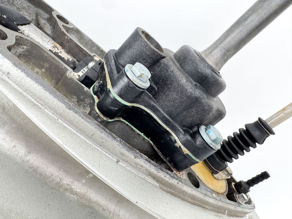 1999 Honda 50 HP 4 Stroke Outboard 20" Lower Unit Gear Case 41100-ZW4-H13ZA OEM