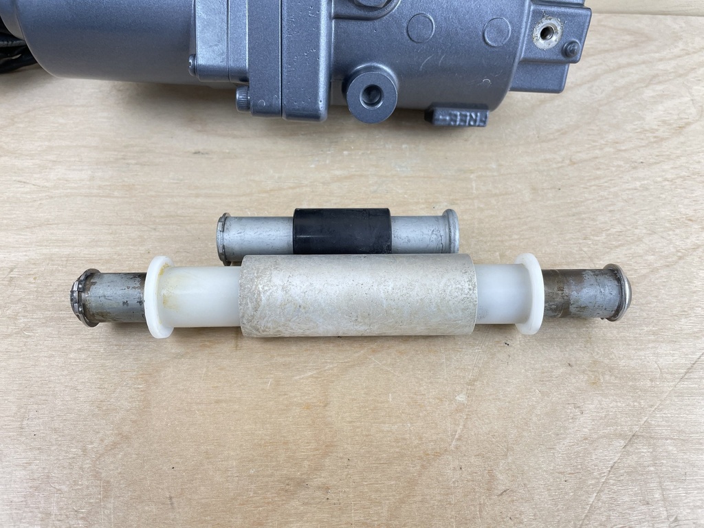 2011 Yamaha 90HP F90 4 Stroke Outboard Power Trim & Tilt Assembly 6D8-43800-12-8D