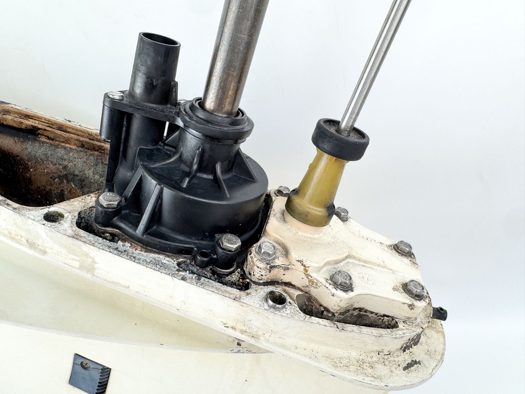 2008 Evinrude 300 HP 2 Stroke Outboard 25" Lower Unit Gear Case 5007669 M2