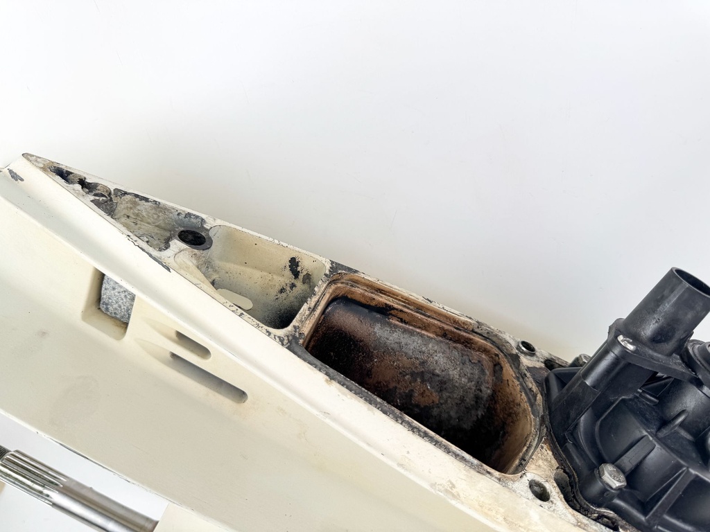 2008 Evinrude 300 HP 2 Stroke Outboard 25" Lower Unit Gear Case 5007669 M2