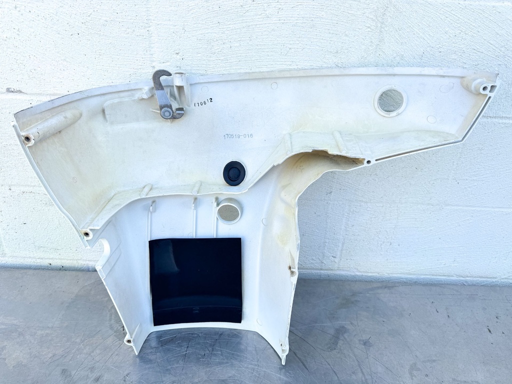 2017 Suzuki 115 HP 4 Stroke Outboard Lower Apron Cowling Port 61820-90J11-Y5S OEM